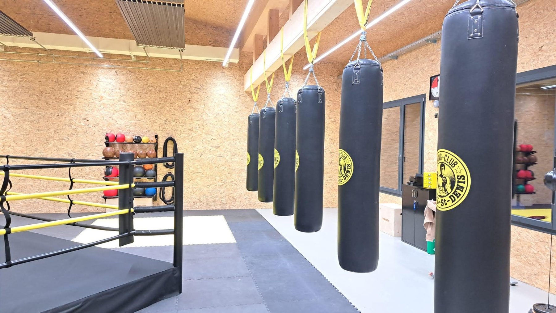 Boxing Club St-Denis — Boxing ring & bags