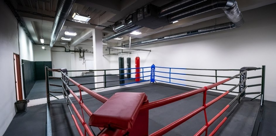 Boxing ring — Club gym with bags